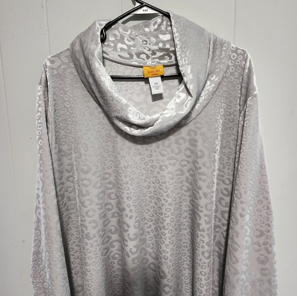 Ruby Ted NWOT Gorgeous Silver Velvet Cheeta Pattern Turtle Neck - Picture 7 of 16